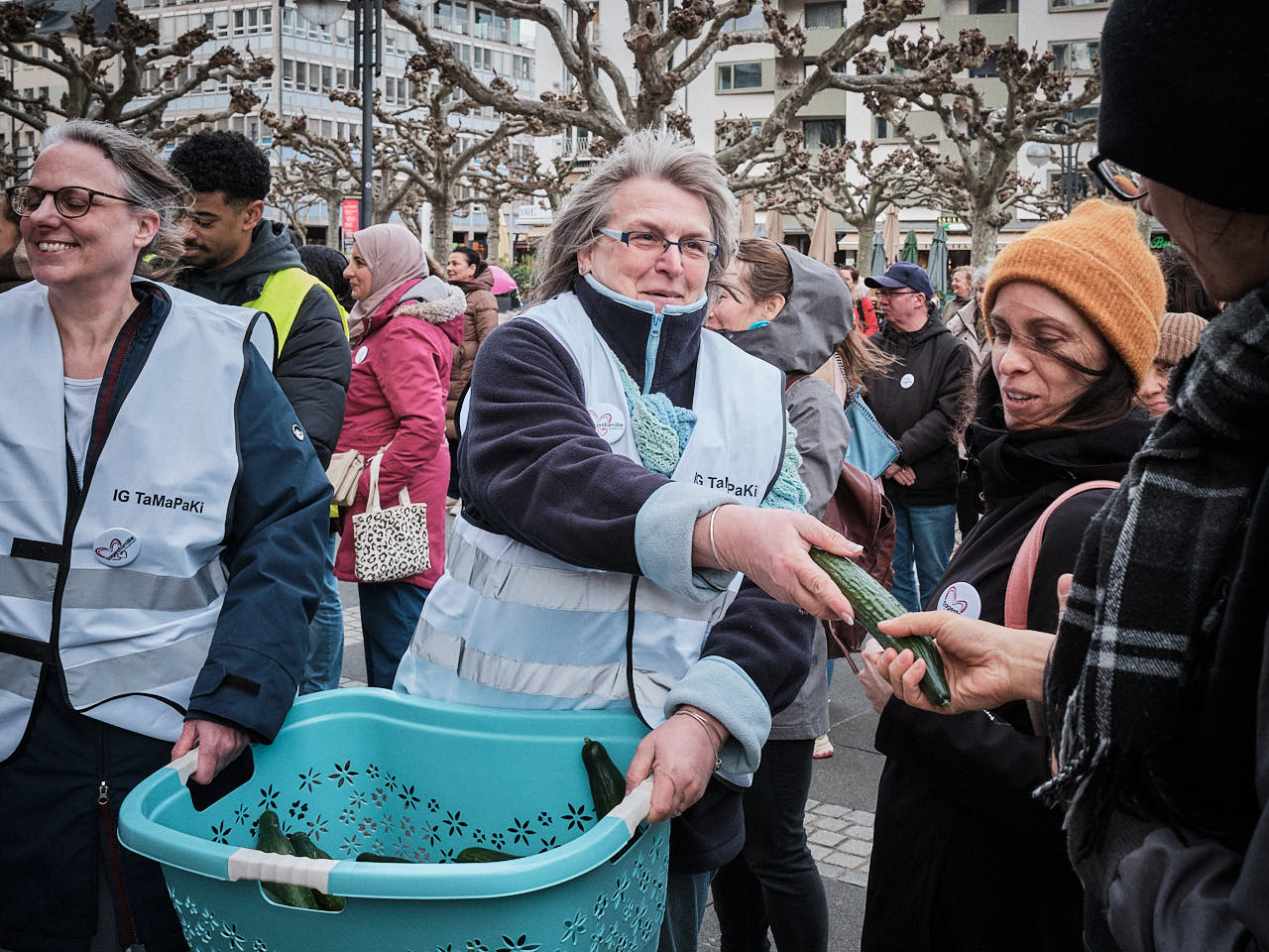 kinderbetreuung-frankfurt-villa-hammer-demo-verteilung-gurken